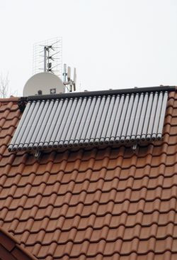 Kolektor rurowy o powierzchni 3 m2 umieszczono na południowej połaci dachu