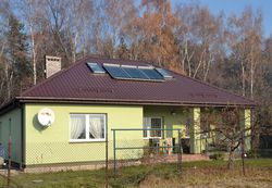 Dom zlokalizowany w zacisznym miejscu, przy ścianie lasu, sprzyja pracy kolektorów