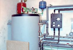 Biwalentny kocioł o pojemności 400 l wykonano na zamówienie. Obsługuje kolektory, kocił gazowy i kocioł na paliwa stałe