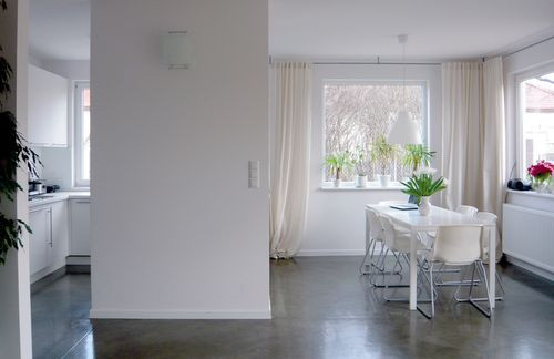 Białe ściany i błyszcząca podłoga powiększają wnętrze