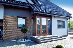 Przeszklone wejście do domu