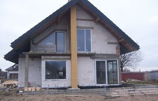 Komin wykonany z cegły klinkierowej