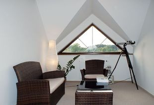 Pomieszczenie na pierwszym piętrze zwane biblioteką może pozostać otwarte, jak w domu Ewy i Marcina z okolic Zielonej Góry