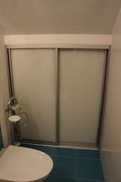 Projekt Amber - drzwi przesuwne w toalecie na parterze pozwalają wykorzystać pustkę pod schodami