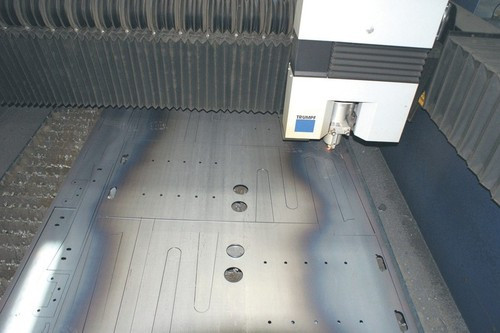 Elementy kotłów (części wymienników, płaszczy zewnętrznych, koszy, podajników itp.) wycinane są na maszynach sterowanych elektronicznie, a operacje cięcia wykonują wysokiej klasy wycinarki laserowe TRUMPF.