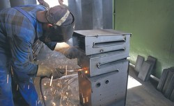 Wszystkie elementy składowe wymiennika trafiają na halę wstępnego montażu. Tam są składane w całość, a także wstępnie sczepiane (spawane punktowo).