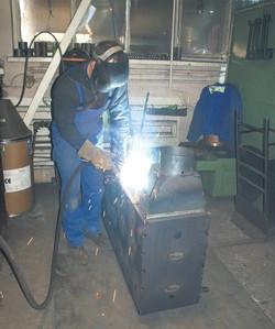 Po zespawaniu, na kolejnym stanowisku, montowane są króćce i czopuch oraz nabijany jest numer seryjny.