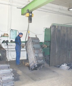 Dalsze etapy prac to montowanie drzwiczek, rynien nadmuchowych, kratek zabezpieczających żar oraz przepustnic spalin.