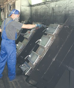 Komora lakiernicza, w której zabezpiecza się konstrukcję wewnętrzną kotła farbą antykorozyjną odporną na wysoką temperaturę.