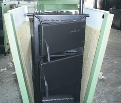 Na następnym stanowisku zakładana jest izolacja z wełny mineralnej o odpowiedniej gęstości oraz obudowa zewnętrzna z blach malowanych proszkowo.