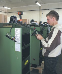 Na hali montażu elektroniki przeprowadzane są również testy sterowników.