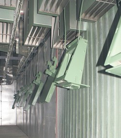 Czwarty etap prac w lakierni proszkowej – suszenie elementów w piecu (temperatura 180–220°C)