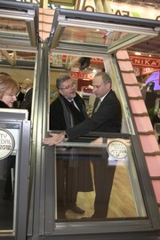 Wśród tych, którzy podziwiali zamieniające się w balkon okno dachowe było liczne grono parlamentarzystów uczestniczących w inauguracji targów