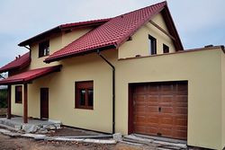 Mniejszych nakładów inwestycyjnych wymagać będzie też garaż połączony z bryłą domu, a jego przestrzeń &#8211; nawet nieogrzewana &#8211; będzie stanowiła bufor termiczny po tej stronie budynku, przy której jest usytuowany