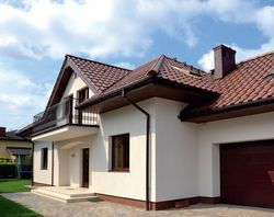 W wyjściowym projekcie budynek miał mieć elewację z klinkieru. Po stracie pieniędzy w wyniku oszustwa dewelopera właściciele zrezygnowali z drogiej elewacji na korzyść akrylowego tynku. Dobrym krokiem było zlikwidowanie słupa w środkowej części wjazdu do garażu. To ułatwia manewrowanie samochodami