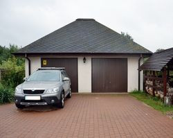 Dorota i Andrzej nie chcieli &#8222;wciągnąć&#8221; garażu pod dach domu. Ich zdaniem bryła budynku stałaby się wtedy zbyt monumentalna. Są bardzo zadowoleni z wolno stojącego garażu. Dobudują w nim jeszcze tylko antresolę, ponieważ przybywa im sprzętu sportowego i ogrodowego