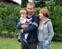 Dorota i Andrzej z córeczką Niną. Myśleli, że będą mieszkać w bloku, bo budowa i utrzymanie jednorodzinnego budynku jest zbyt drogie. &#8211; Dom to zupełnie co innego niż mieszkanie na 45 m2 w bloku na Tarchominie. Dobrze się stało, że go zbudowaliśmy. Trochę uciążliwe są tylko dojazdy