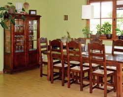 Strefa dzienna zwrócona jest na południe i zachód. Dzięki temu do wnętrz na parterze dociera sporo słońca. Właścicielom brakuje jednak kontaktu z ogrodem. Zamierzają zastąpić małe okno większym lub przeszklić narożnik budynku i wybudować przy nim taras zwrócony na południe