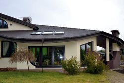 Ogród zimowy powstał w miejscu komórki na narzędzia ogrodnicze. Okna połaciowe doświetlają go z góry