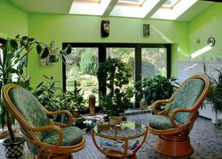 Duże przeszklenia skierowano na zachód i północ. W wnętrzu ustawiono komplet bambusowych mebli i pianino