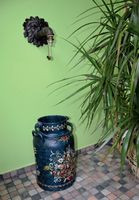 Ozdobny kran i kanę na mleko właściciele znaleźli na targu staroci. Posadzkę wykończono płytkami typu Jasba