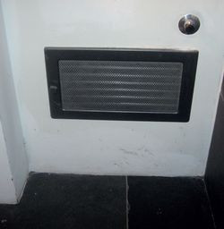 Kratka nawiewna i szyber do regulacji natężenia dopływu powietrza z zewnątrz