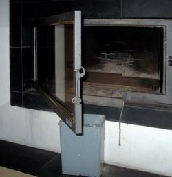 Podczas czyszczenia szyby, na obudowie pod wkładem zrobił się zaciek, który muszę zamalować. Warto dobrze przemyśleć kolor obudowy pod kominkiem, bo dość szybko się brudzi