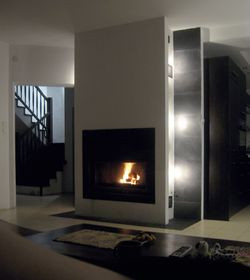 Kominek ulokowany jest w centralnej części domu pomiędzy kuchnią a salonem