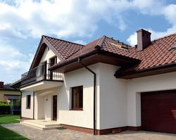 W wyjściowym projekcie budynek miał mieć elewację z klinkieru. Po stracie pieniędzy w wyniku oszustwa dewelopera właściciele zrezygnowali z drogiej elewacji na korzyść akrylowego tynku. Dobrym krokiem było zlikwidowanie słupa w środkowej części wjazdu do garażu. To ułatwia manewrowanie samochodami