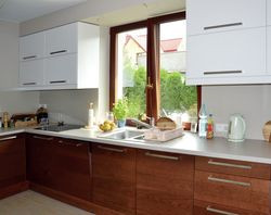 Właściciele urządzali wnętrza, konsultując się z dekoratorką wnętrz. Pomogła zaprojektować kominek i kuchnię. Oprócz aspektów estetycznych brała pod uwagę względy praktyczne. Za jej radą kuchnię oddzielono od salonu ścianą. Podłoga jest ogrzewana. W całym domu jest wentylacja mechaniczna z odzyskiem ciepła