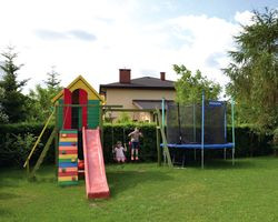 Poważnym argumentem za budową domu, zamiast kupna większego mieszkania, była możliwość korzystania z ogrodu. Nawet na tak małej działce (728 m2) wystarczyło miejsca na plac zabaw. Ida i Dominik spędzają na nim wiele czasu, a rodzice nie muszą już pilnować dzieci z ławeczki pod blokiem