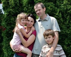 Właściciele domu – Bożena i Jacek z dziećmi. – Mając w pamięci trudności piętrzące się podczas budowy domu, nie wiemy czy ponownie zdecydowalibyśmy się na taki krok. Staraliśmy się być ostrożni i sprawdziliśmy pierwszego wykonawcę, który nas potem oszukał, ale na nic się to zdało