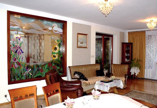 Witrażowe okno w salonie budzi zainteresowania wszystkich odwiedzających