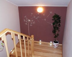 Dmuchawce namalowane na półpiętrze przez daggulkę