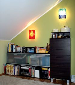 Kolorowe oświetlenie w jednym z pokojów na poddaszu