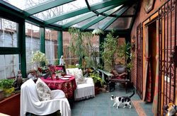 Wąskie przejście z salonu do jadalni pod szkłem (po dawnym oknie) zostanie poszerzone, aby doświetlić i dogrzać resztę domu