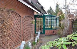 Ogród zimowy zacieniają dwie markizy zamontowane na zewnątrz, ponad jego przeszklonym dachem