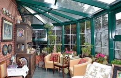 Ogród zimowy pełni funkcję pokoju wypoczynkowego i jadalni (mieści się w niej stół na 25 osób)