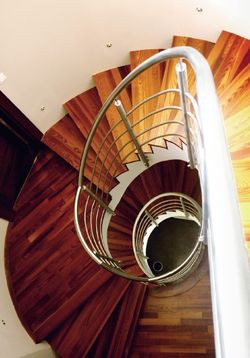 Okrągła klatka schodowa stała sie główną osią całego budynku