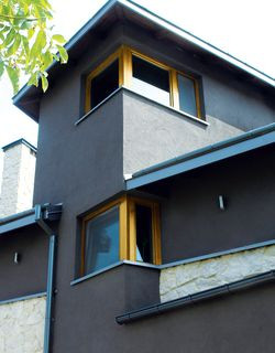 Na życzenie specjalne wkomponowano w bryłę domu wieżyczkę z pokoikiem na trzeciej kondygnacji