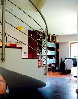 Duże, kręcone schody prowadzą na piętro i do wieży