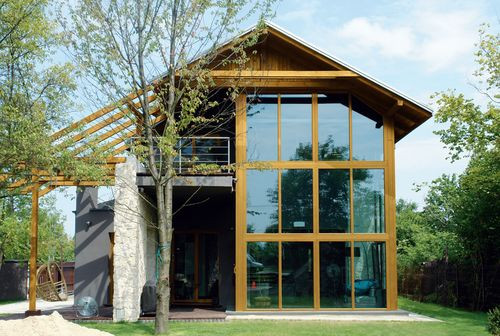 Salon o wysokości 3,60 m od ogrodu oddziela... ogród zimowy