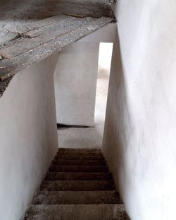 Schody proste, usytuowane pomiędzy ścianami dwóch pomieszczeń 