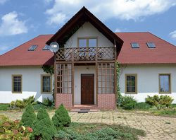 Budynek stanął frontem w kierunku południa. Chodziło o doświetlenie i dogrzanie najczęściej używanych pomieszczeń. Rozmieszczono je symetrycznie. Choć podczas budowy właściciel szukał oszczędności, zdecydował się na czterospadowy dach. Bryła jest więc lżejsza niż przy dwuspadowym