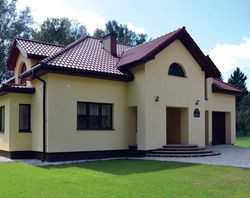 Formę ganku właścicielka podpatrzyła we francuskim czasopiśmie. Murowany podcień przypadł jej bardziej do gustu niż tradycyjne dworkowe kolumny. Zastosowała półokrągłe schody, przełamujące liczne prostokątne podziały bryły domu. Wykończyła je płytami z betonu imitującymi piaskowiec