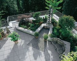 Latem taras może pełnić funkcję salonu lub jadalni