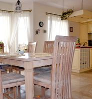 Kuchnia łączy się z jadalnią (w wykuszu). Kolorystyka – ecru i ciepły brąz. Podłogi z marmuru