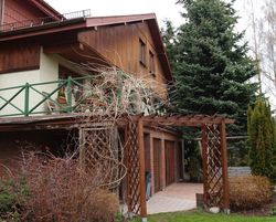 Dolny taras daje najwięcej intymności. Jest otoczony murkiem oporowym i roślinnością. Z górnego roztacza się widok na ogród