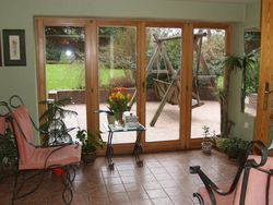 Widok z dolnego holu. Nawierzchnia tarasu z płytami terakoty jest identyczna jak we wnętrzu