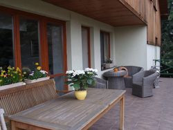 Górny narożny taras-balkon skierowany jest głównie na wschód. Ma częściowe zadaszenie i posadzkę z gresu. Żywotność wiklinowych mebli przedłuża się lakierem samochodowym, drewnianych (z teaku) &#8211; specjalnym olejem